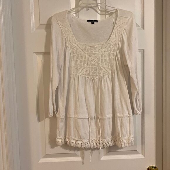 Willi Smith size medium white 3/4 sleeve top with crochet and tassel detail - Picture 2 of 9